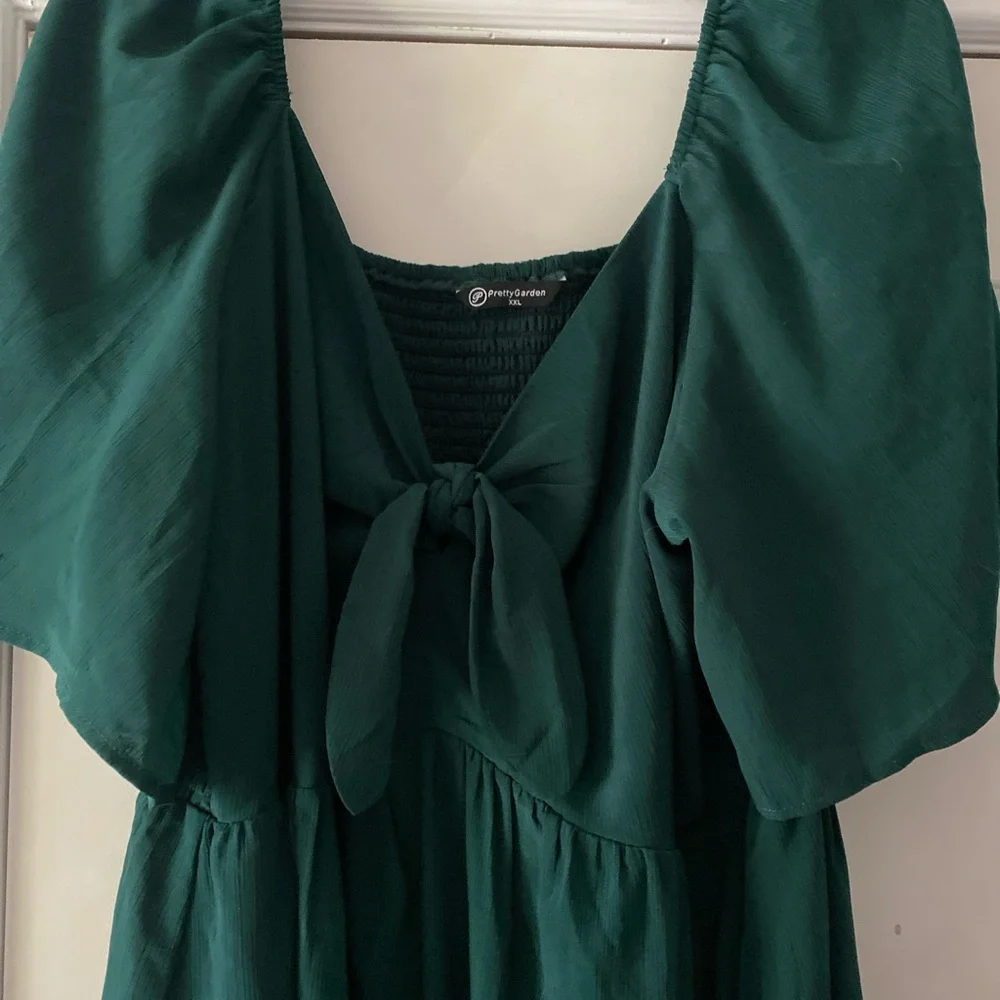 Green Dress - Picture 2 of 4